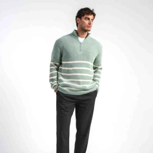 Dik Yaka Fermuarlı Triko