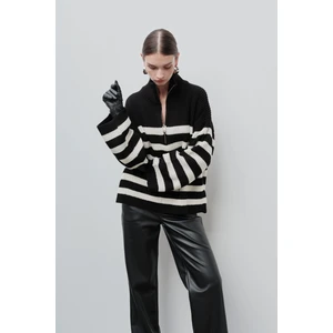 Dik yaka çizgili örgü kazak