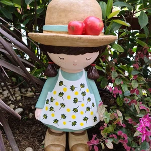 Şapkalı Şirin Kız Heykeli