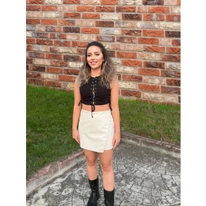 Kırık Beyaz Suni Deri Kruvaze Şardonlu Mini Şort Etek