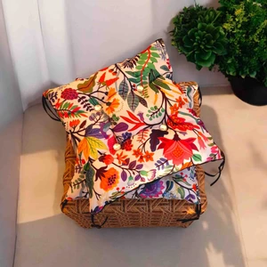 Madam İnci Butik Sandalye Tabure Minderi Bağcıklı Düğme Detaylı 40×40 Dijital Çiçek Baskılı