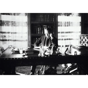 Tosbart Atatürk Çalışma Masasında Kanvas Gülen Tablo