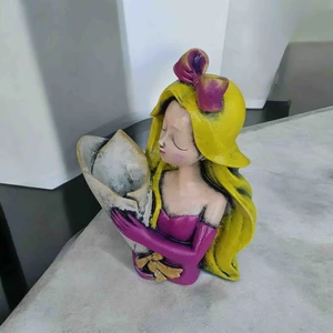 Buketli Kız Hediyelik Dekoratif Saksı Biblo