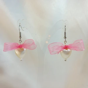 Crystal Atelier Kurdele Detaylı Aesthetic Soft Vibes Vintage Coquette Kalp Inci Küpe