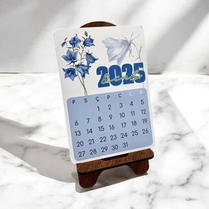 Hobi Reyon 2025 Takvim - Çiçek Desenli Standlı Masaüstü Takvim- Ahşap Telefon Tutucu