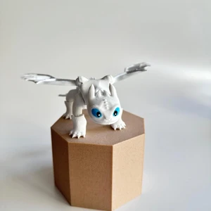 R&D Atölye Dişsiz (Toothless) Ejderhanı Nasıl Eğitirsin Figür 20CM Beyaz