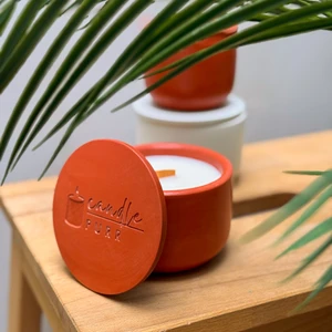 Candle Purr Whispering Gardenia 200G Soya Mumu Kiremit Kırmızısı El Yapımı Beton Kapta