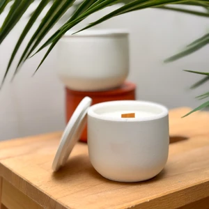 Candle Purr Whispering Gardenia 130G Soya Mumu - El Yapımı Beyaz Beton Kapta