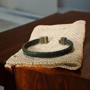 Yeşil Deri Bileklik, Mıknatıs Kapama, 3 Beden Seçeneği, Modern Tasarım