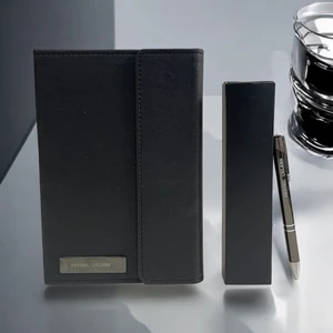 Eren Ofis Kişiye Özel Yılbaşı Hediye Seti Siyah A5 15  x  22 Mıknatıslı Kapak Defter & Isimli Tükenmez Kalem