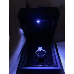 Zey Gümüş Işıklı Kutuda Yarımtur Tektaş Zirkon Taşlı 925 Ayar Gümüş Yüzük