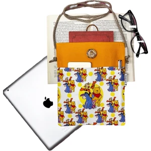 Atölye Smyrna Askılı Kitap / Tablet / Ebook Çantası – Kılıfı  ( Winnie The Pooh )
