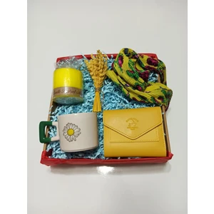 Alanç Gift Yılbaşı Özel Hediye Seti Papatya Kupa, Fular, Cüzdan, Mum, Lavanta