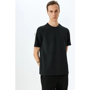 Şerit Detaylı Regular Fit Pamuk Karışımlı Bisiklet Yaka Kısa Kollu T-Shirt