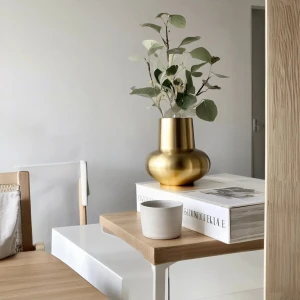 Şık Altın Renkli Modern Vazo – Prestijli Ofis ve Ev Dekoru İçin Zarif Tasarım