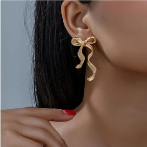 Gold Kaplama Dalgalı Fiyonk Küpe