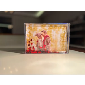 Kişiye Özel Fotoğraflı Aşk Küresi Resim Çerçevesi - Kırmızı Kalp Konfeti Efektli Romantik Hediye