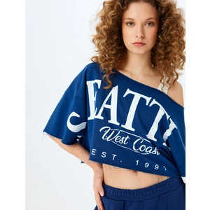 Asimetrik Yaka Kolej Baskılı Oversize Kısa Kollu Crop Tişört