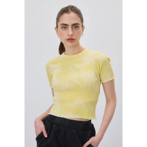Kadın Sarı Batik Kısa Kollu Fırfırlı Crop T-Shirt