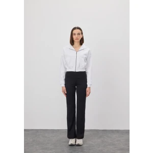 Kadın Beyaz Renk Kapüşonlu Şardonlu Crop Sweatshirt Hırka