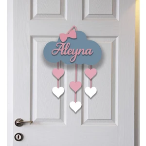 Gri Buluta Asılı Pembe ve Beyaz Kalpler Temalı Kişiye Özel Kapı Süsü
