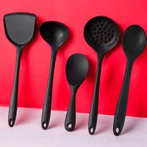 Sert Uçlu Isıya Dayanıklı Silikon Kevgir Spatula Kepçe Kaşık Seti 5 parça Siyah
