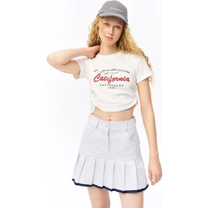 Büzgü Detaylı Yazı Baskılı Tişört Ekru