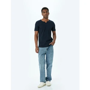 Yaka Detaylı Pamuklu Dokulu Dar Kalıp Kısa Kollu Tişört