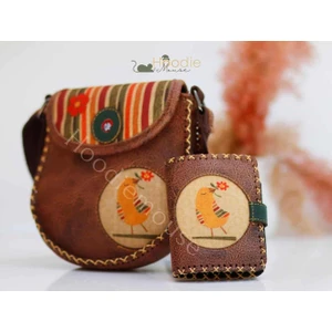 Kuş Figurlu Tasarımlı Capraz Örgulu Kol Cantası ve Cuzdan Kombin – Kahverengi