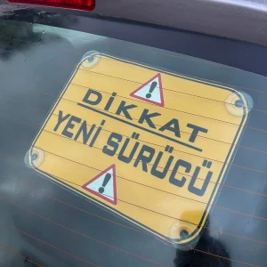 Sarı Zemin Siyah Renk Dikkat Yeni Sürücü Yazılı Acemi Sürücü Araba Vantuzlu Cam Süsü Oto Aksesuar