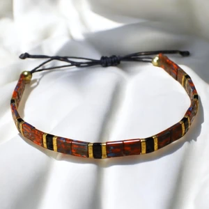 El Yapımı Kırmızı Altın Sarı Siyah Tila Boncuk Bileklik – Desenli, Ayarlanabilir, Unisex