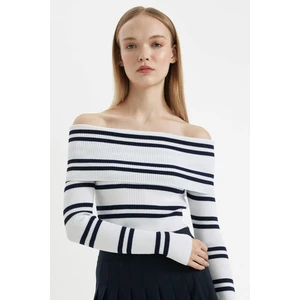 Slim Fit Dar Kesim Çizgili Açık Omuz Triko Kazak C8914AX24WN