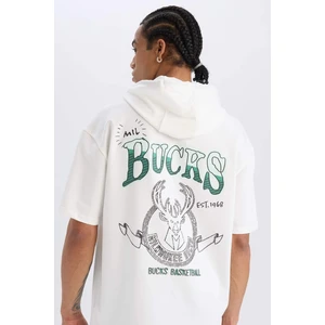 DeFactoFit NBA Milwaukee Bucks Oversize Geniş Kalıp Kapüşonlu Sırt Baskılı Kısa Kollu Tişört D6689AX25SP