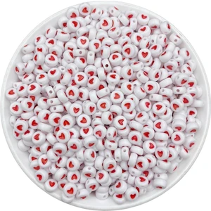 25GR Yassı Beyaz Üzeri Kırmızı Kalp Boncuk, Basık 4X7MM Kalp Takı Yapım Boncuğu (25 Gr, ~190 Adet)