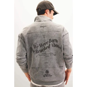 Comfort Regular Fit Rahat Kalıp Dik Yaka Fermuarlı Sırt Baskılı Yıkamalı Soluk Efektli Sweatshirt C0708AX24SP
