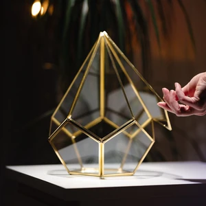 El Crea Designs Çikolata Kutusu Dekoratif Geometrik Teraryum Cam Prizma Fanus Rubby Ham Pirinç Gold 31 x 22 x 22CM