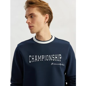 Bisiklet Yaka Pamuk Karışımlı Şerit Detaylı Slogan Baskılı Sweatshirt