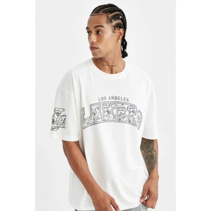 DeFactoFit NBA Los Angeles Lakers Erkek Beyaz Oversize Fit Geniş Kesim Bisiklet Yaka Baskılı Kısa Pamuklu Kollu Tişört D2569AX24AU