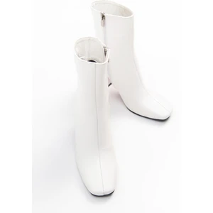 Tilla Beyaz Rugan Kadın Bot – Neolit Taban, Kalın Topuk, Şık ve Rahat Tasarım, Sezonun Gözdesi