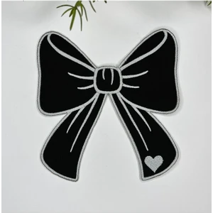 Kurdele Şeklinde Kalp Desenli Siyah Zemin Gümüş Renk Nakışlı Kokteyl Peçetesi 1 Adet