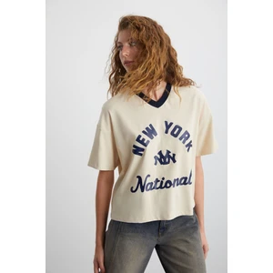 Alısıa Kadın %100 Pamuk V Yakalı Önü Şehir Baskılı Bej T-shirt