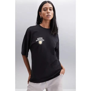 Enya Kadın Baskı Detaylı Oversize Fit Bol Kesim Bisiklet Yakalı %100 Organik Pamuklu Siyah T-shirt