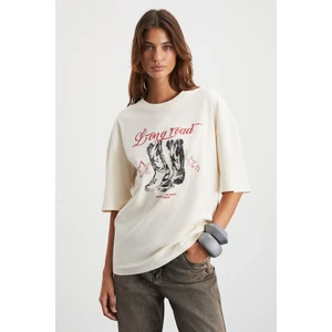 Majer Kadın %100 Organik Pamuklu Western Tema Baskılı Regular Fit Krem T-shirt