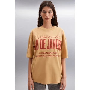 Malıka Kadın %100 Organik Pamuklu Şehir Tema Baskılı Oversize Bisiklet Yaka Bej T-shirt