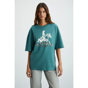 Majer Kadın %100 Organik Pamuklu Western Tema Baskılı Regular Fit Yeşil T-shirt