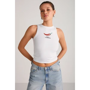 Spıce Kadın Bisiklet Yaka Kalın Askılı Baskı Detaylı Crop Organik Pamuklu Örme Kumaş Beyaz T-shirt