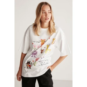 Mıllıe Kadın %100 Organik Pamuklu Oversize Kalıp Bol Kesim Baskı Ve Nakış Detaylı Beyaz T-shirt