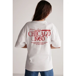 Janna Kadın Şehir Temalı Ön Ve Arka Baskı Detaylı Oversize Fit Bisiklet Yaka Beyaz / Kırmızı T-shirt