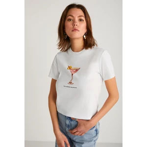 Ivonne Kadın Cocktail Baskı Desenli Kısa Kollu Organik Pamuklu Bisiklet Yaka Crop Beyaz T-shirt