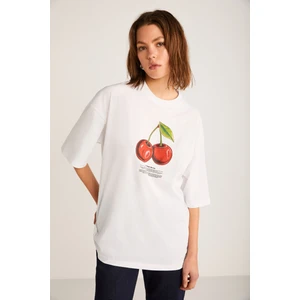 Odalys Kadın %100 Organik Pamuklu Oversize Fit Bol Kesim Kiraz Baskılı Bisiklet Yaka Beyaz T-shirt